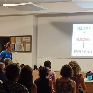 Dego, sala piena per l'incontro con il mental coach Max Monaco: &quot;Il podismo allontana le cattive abitudini e genera sensazioni di benessere&quot;