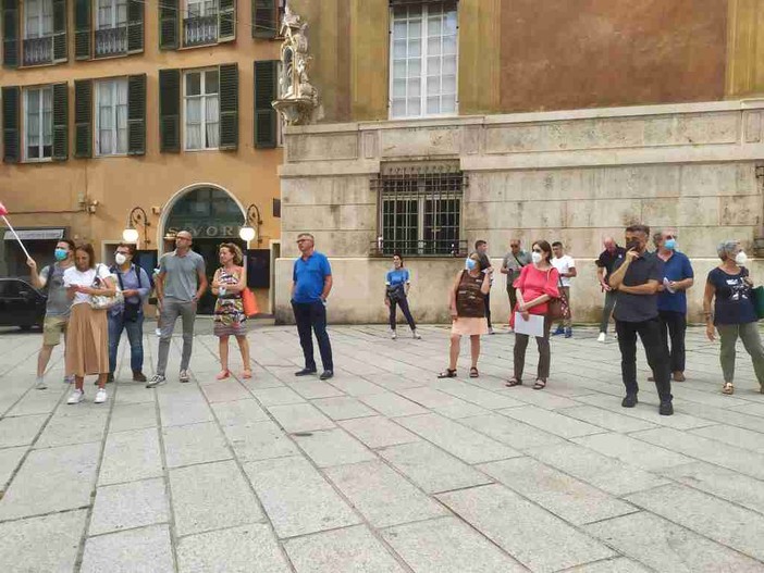 Mobility Day, una trentina in piazza a Genova a chiedere l'applicazione del piano straordinario sui trasporti (foto e video)