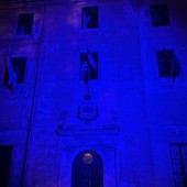 Albisola aderisce alla Giornata Go Blue: la facciata del Municipio si illumina di blu per i diritti dell’infanzia e dell’adolescenza