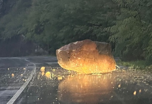 Grosso masso si stacca dalla parete rocciosa e finisce sulla carreggiata: chiusa la provinciale tra Bragno e Ferrania