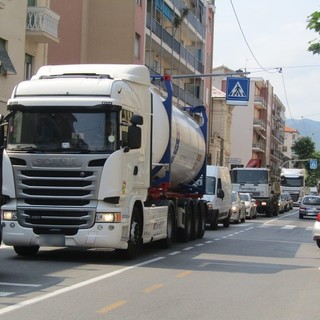 Albisola, scattata l'ordinanza del sindaco Garbarini di stop ai mezzi pesanti al venerdì sull'Aurelia