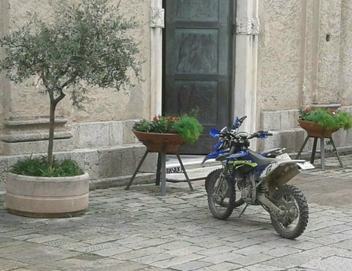 Finalborgo: motociclette &quot;abusive&quot; sul sagrato della chiesa