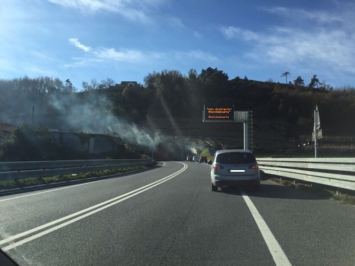 Macchina a fuoco sull'Aurelia bis tra Alassio ed Albenga: traffico bloccato