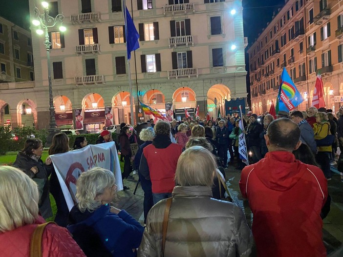 Vicinanza al popolo dell'Iran: presidio in piazza Mameli a Savona (FOTO)