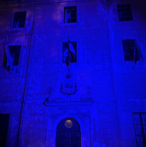 Albisola aderisce alla Giornata Go Blue: la facciata del Municipio si illumina di blu per i diritti dell’infanzia e dell’adolescenza