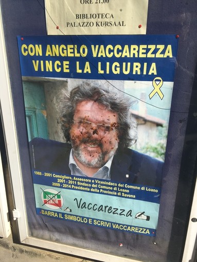 Sfregio al manifesto di Angelo Vaccarezza a Loano, imbrattato di escrementi