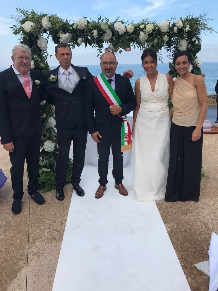 Un romantico &quot;sì&quot; sotto la pioggia: primo matrimonio civile nella nuova piazza Pelagos di Borghetto