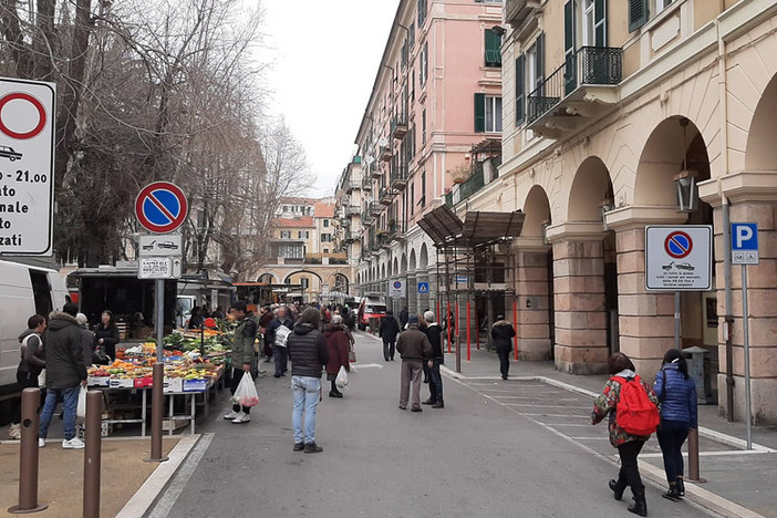 Savona, il primo mercato straordinario domenicale crea disagi: polemiche tra i residenti