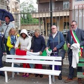 Morti sul lavoro e prevenzione e sicurezza, inaugurata a Savona nelle scuole XXV Aprile una panchina bianca (FOTO)