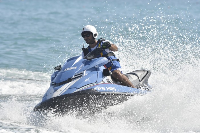 Estate sicura, le moto d’acqua della Polizia di Stato pattugliano il litorale savonese