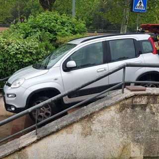 Savona, perde il controllo dell'auto e rimane incastrato nelle scalinate di fronte all'Ipercoop