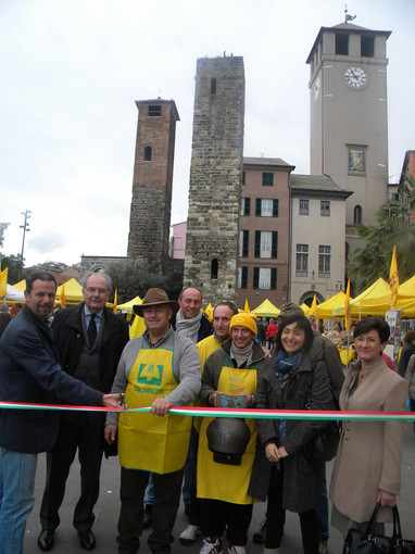 Savona, sotto le Torri del Brandale arrivano i prodotti di Campagna Amica a Km 0