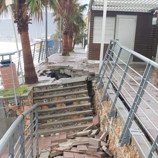 Pietra Ligure, il mare non risparmia la passeggiata di ponente (FOTO)