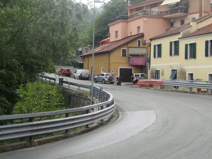 Camion ribaltati sulla Sp29 del Cadibona, i residenti ancora sul piede di guerra: &quot;Viviamo nel pericolo, mettano almeno le strisce pedonali&quot;