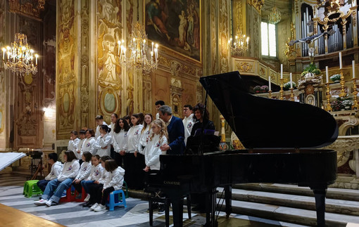 Il Coro dei Luppini esibitosi lo scorso aprile nella Basilica di San Biagio in Finalborgo