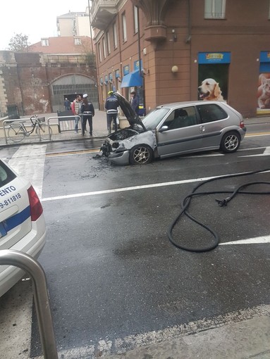 Macchina prende fuoco a Savona all'incrocio tra via XX Settembre e corso Mazzini