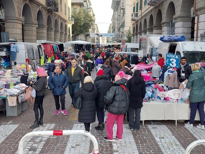 Mercato del lunedì di Savona in via Paleocapa, Fratelli d'Italia: &quot;Affollato su due file, norme di igiene e sicurezza sono rispettate?&quot;