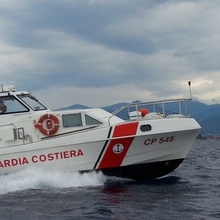Imbarcazione soccorsa al largo di Finale Ligure