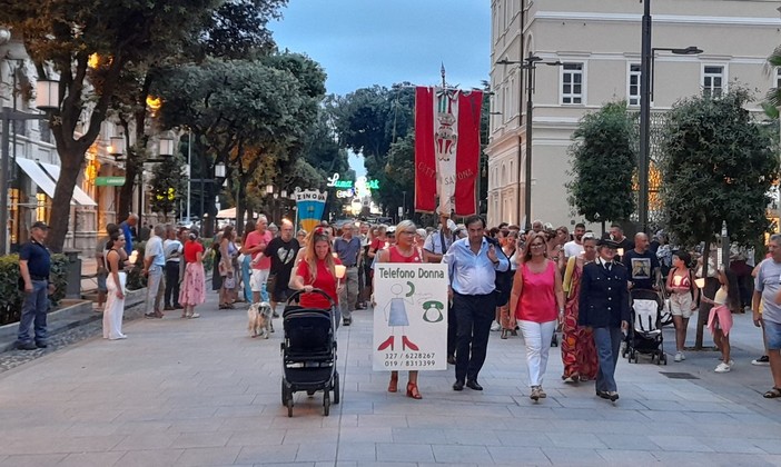 Savona si accende con le luci della fiaccolata contro la violenza sulle donne