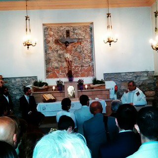 Don Ciotti a Verezzi sposa Piero e Teresa: un amore nato nel Gruppo Abele