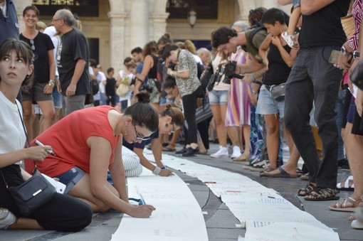 Commozione a De Ferrari: frasi su un lungo striscione per ricordare le vittime del ponte (FOTO e VIDEO)