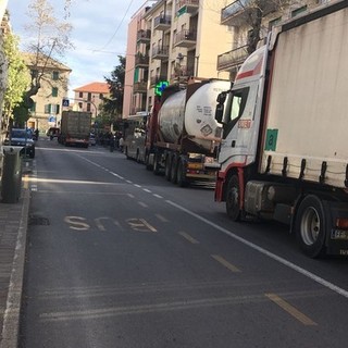 Ordinanza di stop per i mezzi pesanti ad Albisola, l'Autorità Portuale: &quot;Vietare il transito un altro pomeriggio ai tir crea criticità&quot;