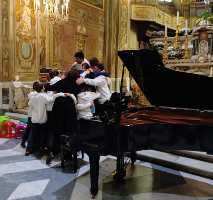 Magnificat &quot;Ieshu&quot; e &quot;Coro dei Luppini&quot;, l'esordio commuove Finalborgo (FOTO e VIDEO)