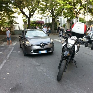 Albenga, anziano dimentica la macchina in mezzo alla strada