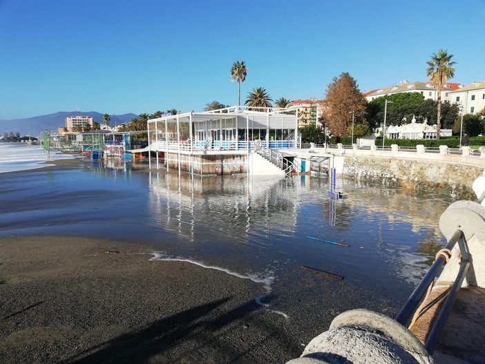 Mareggiata a Savona, chiuso l'accesso alla spiaggia di piazzale eroe dei Due Mondi