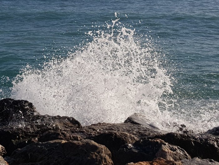 Ragazza rischia di annegare ai Piani d'Invrea di Varazze: salvata