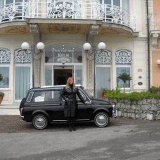 Marina Re a bordo della sua Giardiniera ed Enrico Bo, commissario tecnico del Fiat 500 Club Italia