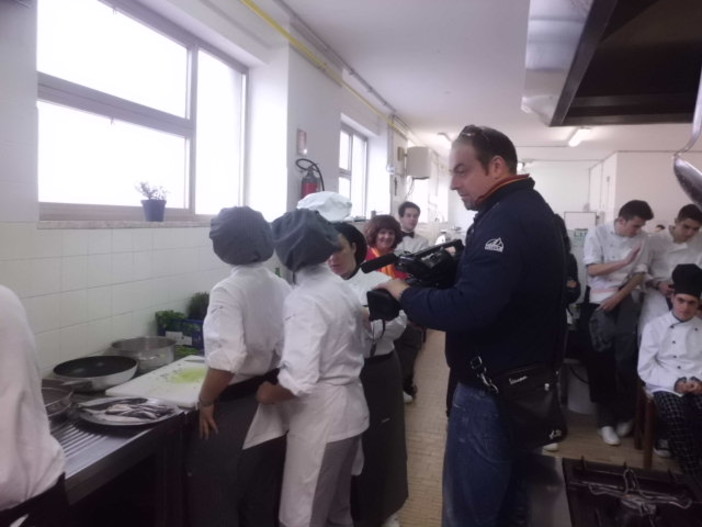 Cameraman in azione nelle cucine dell'alberghiero