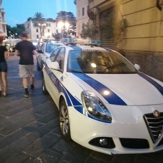 Albenga, sorpreso con 10 dosi di eroina, cerca di gettarsi nel rio in regione Arroscia: arrestato 30enne dalla Polizia Locale