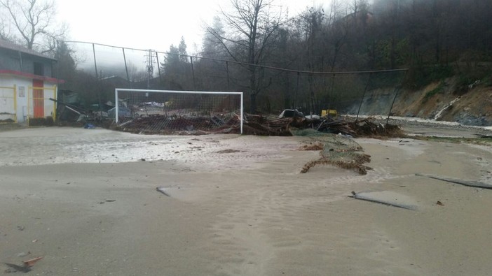 Fango e voragini, a Murialdo il campo da calcio non esiste più (FOTO)