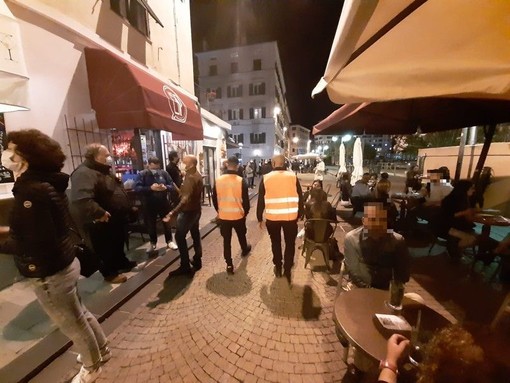 Stop alcol d'asporto e chiusura notturna locali: giù le serrande a Savona alle 2.00