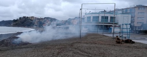 Legname sulla spiaggia di Albissola, ordinanza del sindaco: i cittadini potranno prenderlo facendo richiesta