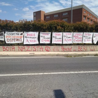 Albenga, vandalizzato il muro dell'ospedale. Scritte contro Toti, Tomatis: &quot;Atti da condannare&quot;