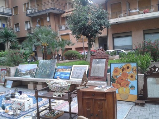 Loano, in piazza Massena il “Mercatino dell'Artigianato”