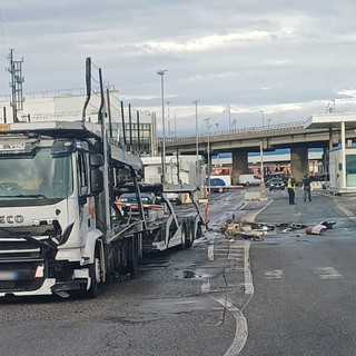 Savona, malore alla guida: bisarca si schianta al varco portuale, conducente in salvo