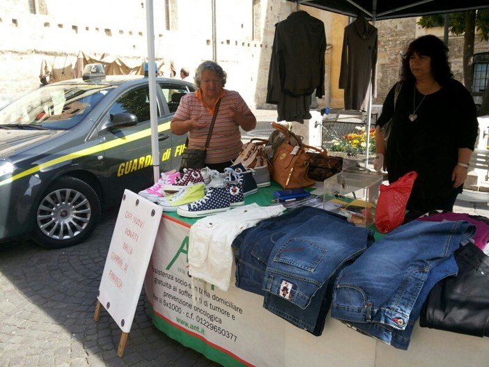 Successo per la vendita di beneficenza della Finanza a Albenga