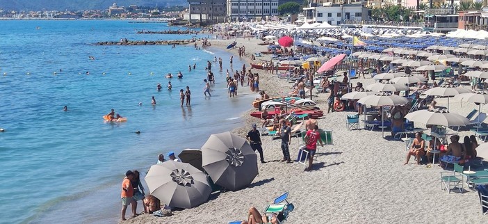 Tragedia a Pietra Ligure, 68enne muore in mare: vani i tentativi di salvataggio dei bagnini