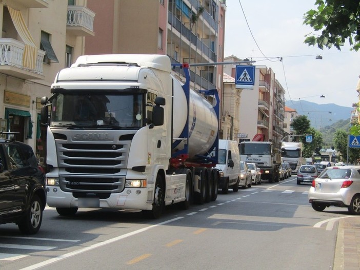 Albisola, scattata l'ordinanza del sindaco Garbarini di stop ai mezzi pesanti al venerdì sull'Aurelia