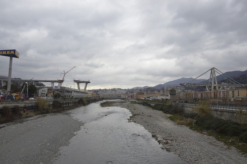 Demolizione Morandi, scende la seconda sezione di impalcato