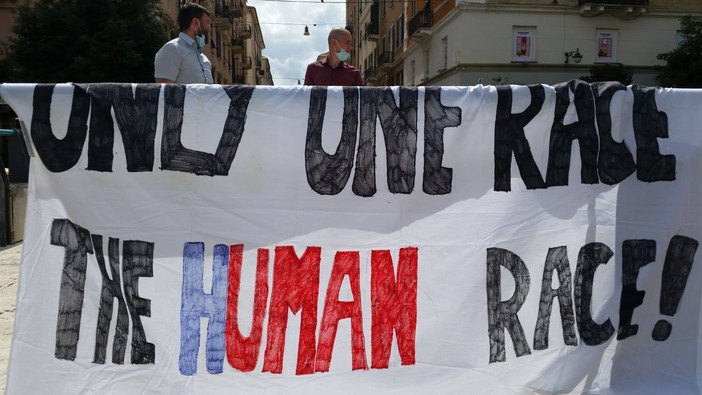 Savona, il Black lives matter in Piazza Sisto: i giovani savonesi in ginocchio per George Floyd (FOTO E VIDEO)