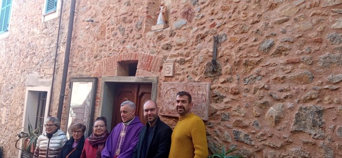 Ceriale, una madonnina di ceramica a proteggere la biblioteca “Libri di Liguria”