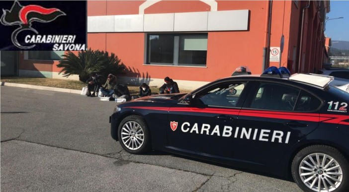 Vado Ligure, otto migranti scoperti dai carabinieri all'interno di un autoarticolato (FOTO)