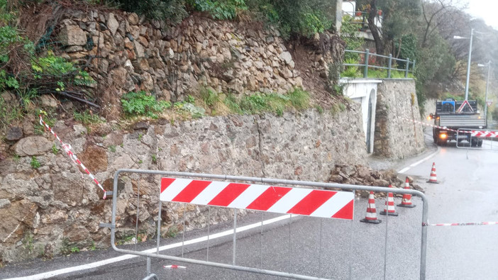 Bergeggi, cede una porzione di muro in via Colombo: strada a senso unico alternato