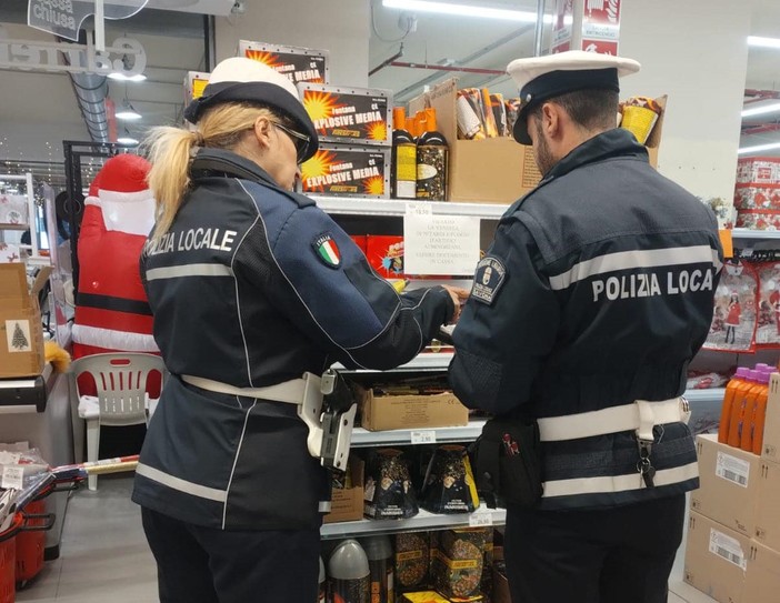 Botti e fuochi d'artificio, controllo della polizia locale di Savona sui venditori autorizzati