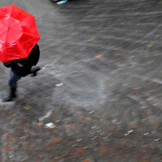 Maltempo, l'allerta gialla prosegue fino alle 15: pioggia e vento sferzano la Liguria