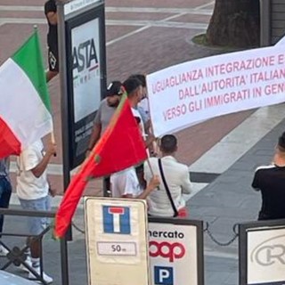 Pestato ad Alassio, la comunità marocchina radunata ad Albenga: “Chiediamo integrazione e giustizia”